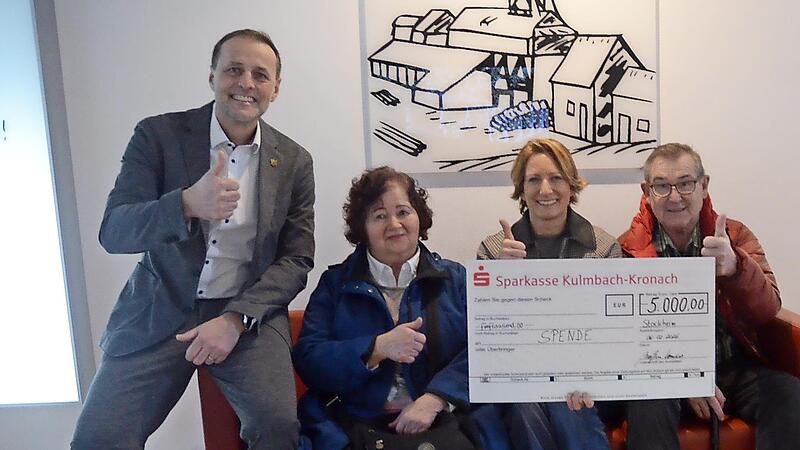 Die Spenden&uuml;bergabe mit (von links) B&uuml;rgermeister Daniel Wei-&szlig;erth, Kassiererin des VdK Sigrid Schank, Vorsitzender der IG Stockheim, Silke Mei&szlig;ner- Krause, und dem Vorsitzenden des VdK OV, Clemens Wachter.