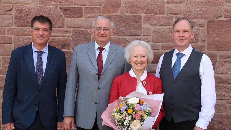 Von links Vertrauensmann Kirchenvorstand Martin Steinel, Pfarrer-Ehepaar Robert und Adelheid Augustin und Dekan Till Roth.