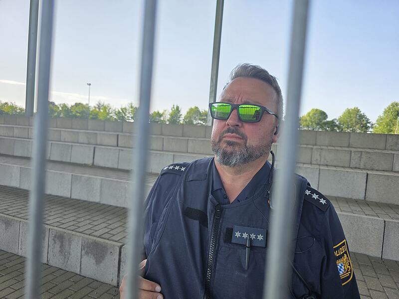 Im Vorfeld musste der "Käfig" für die Fans aus Schweinfurt abgesucht und kontrolliert werden. Auch Einsatzleiter Andreas Kaiser war dabei. Im Vorfeld musste der "Käfig" für die Fans aus Schweinfurt abgesucht und kontrolliert werden. Auch Einsatzleiter Andreas Kaiser war dabei.