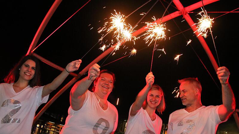 Lena, Babsi, Maggie und Peter vom Team der Staffelsteiner Obermain-Therme freuen sich aufs neue Jahr – und sie wünschen sich, dass 2022 wieder mehr Besucher ins Thermalbad kommen dürfen als derzeit. Ein hoffnungsfroher Videoclip wird am Silvestertag auf Instagram gepostet.