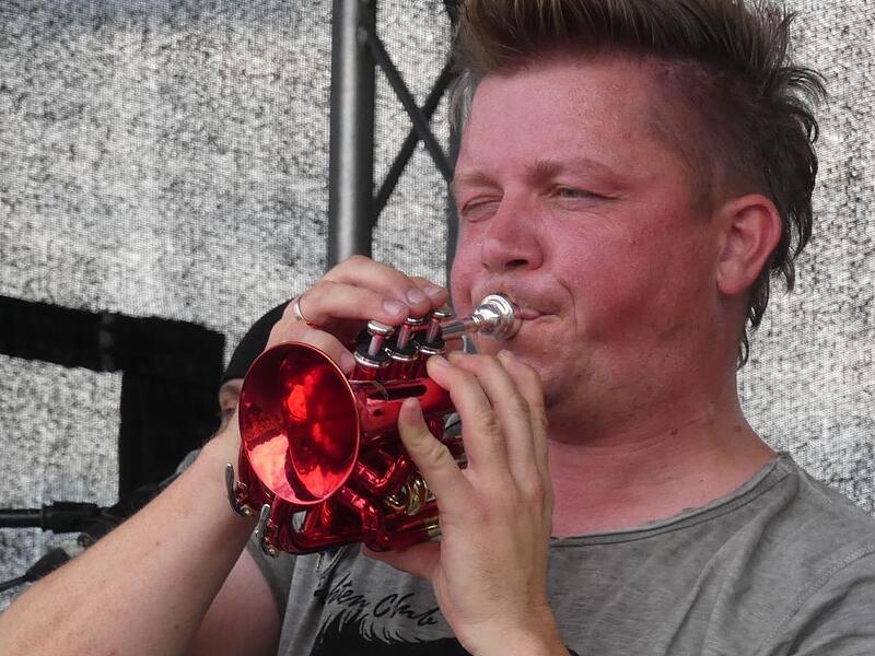 Die Dorfrocker geben das Heldentour-Abschlusskonzert beim Feuerwehr-Jugendzeltlager in Sulzbach