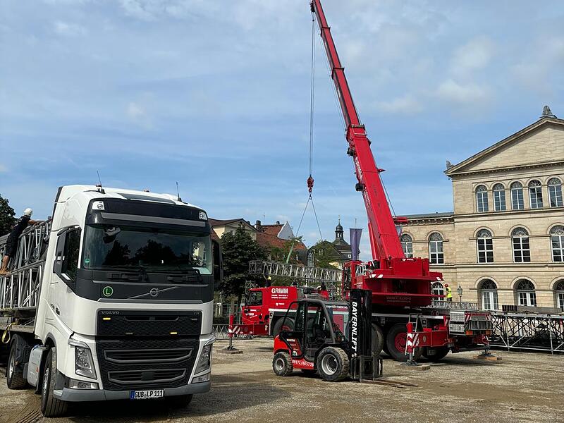 HUK-Coburg-Open-Air-Sommer 2024: Aufbau der Bühne auf dem Schlossplatz