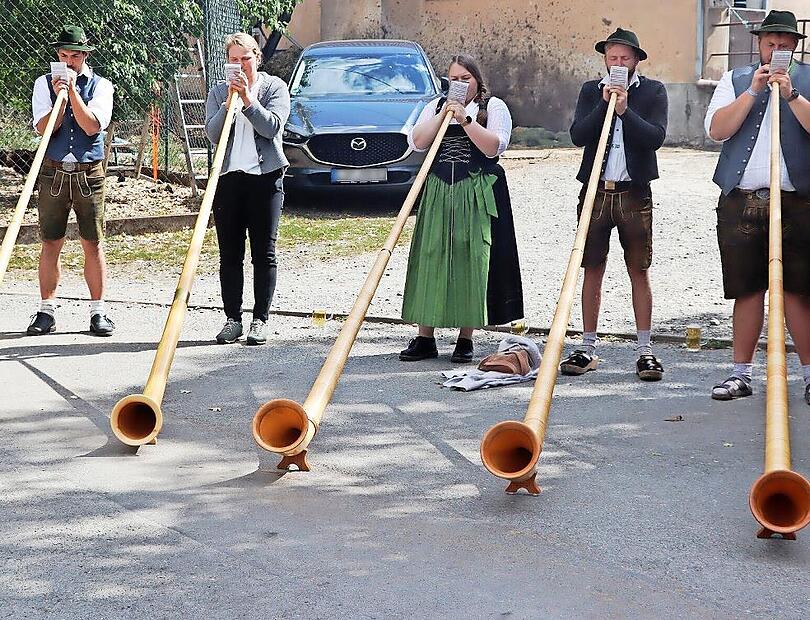 Die Alphornbläser Edelweiß aus dem Allgäu brachten ungewohnte Klänge nach Neundorf.