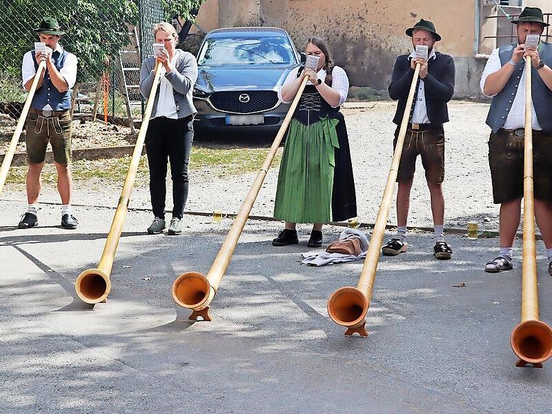Die Alphornbläser Edelweiß aus dem Allgäu brachten ungewohnte Klänge nach Neundorf.