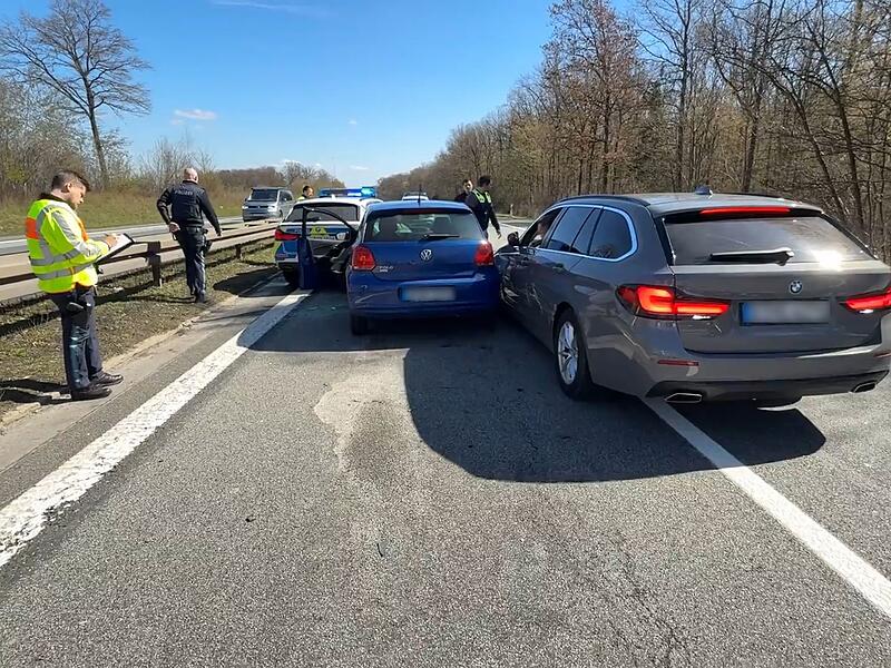 Autofahrer rammt Polizeiwagen auf Flucht