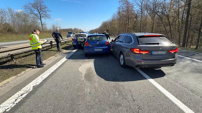 Autofahrer rammt Polizeiwagen auf Flucht