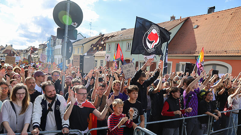 Buntes Bamberg demonstriert gegen Project M1llionIn Extremo aus Schloss Eyerichshof