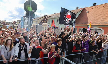 Buntes Bamberg demonstriert gegen Project M1llionIn Extremo aus Schloss Eyerichshof Buntes Bamberg demonstriert gegen Project M1llionIn Extremo aus Schloss Eyerichshof