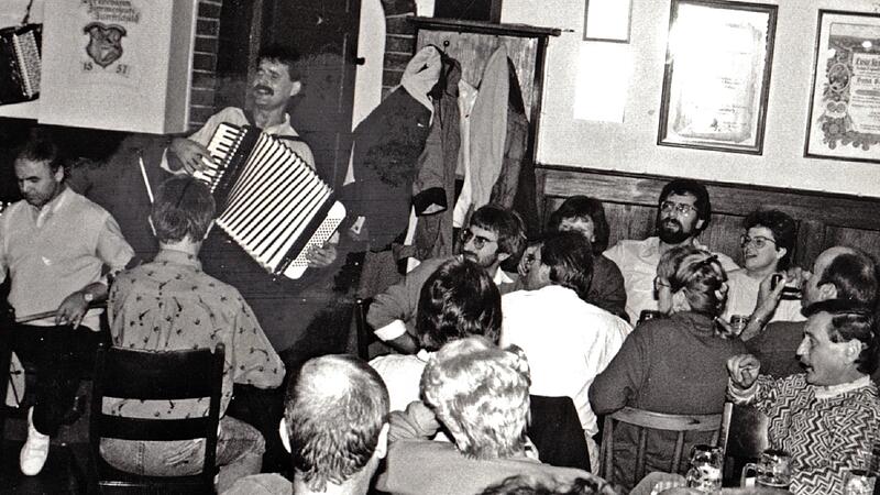 Zusammengequetscht waren die G&auml;ste immer, dass einer mit Quetschn aufgespielt hat, war eher selten.