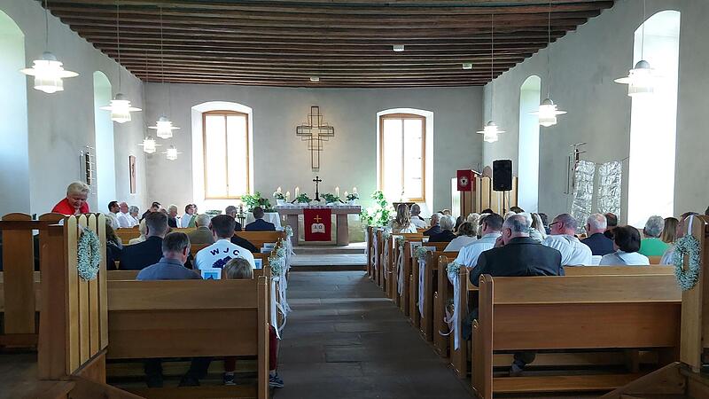 In einem festlichen Gottesdienst wurde das Ergebnis der Abstimmung über den Namen der Kirche bekanntgegeben.