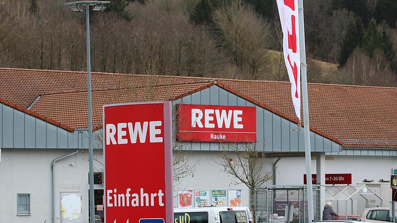 Der Rewe-Markt in Wildflecken, betrieben von Familie Hauke, ist seit Jahrzehnten auch ein Ort der Begegnung.