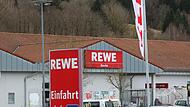 Der Rewe-Markt in Wildflecken, betrieben von Familie Hauke, ist seit Jahrzehnten auch ein Ort der Begegnung.