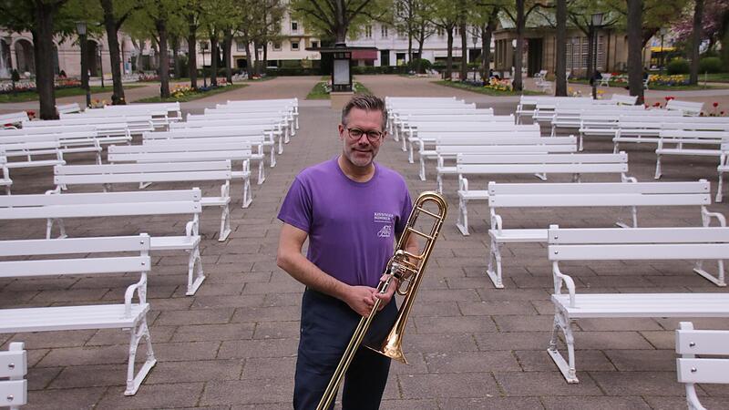 Roman Riedel, Posaunist und Orchestermanager der Staatsbad Philharmonie Kissingen sowie stellvertretender Leiter der städtischen Musikschule, braucht nicht lange Nachzudenken, ob er dieses Jahr wieder beim Symphonic Mob im Kurgarten dabei ist. Roman Riedel, Posaunist und Orchestermanager der Staatsbad Philharmonie Kissingen sowie stellvertretender Leiter der städtischen Musikschule, braucht nicht lange Nachzudenken, ob er dieses Jahr wieder beim Symphonic Mob im Kurgarten dabei ist.