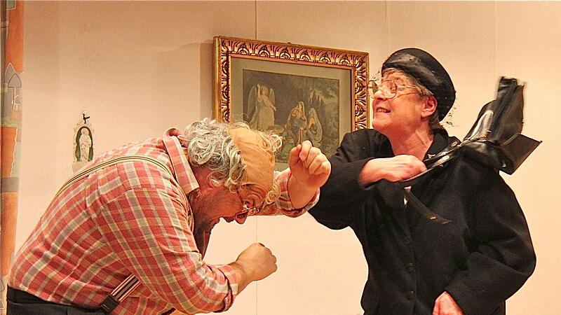 Eine Szene aus einem Volkstheaterst&uuml;ck darf als Symbolbild dienen f&uuml;r einen Fall vor dem Ha&szlig;furter Amtsgericht. Auch da bekam der Opa einen Schlag ab infolgedessen allerdings die Oma auf die Anklagebank kam &ndash; ein kurioser Fall.