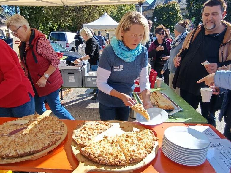 Leckereien mit Äpfeln wurden an der Kuchentheke verkauft.