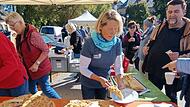 Leckereien mit Äpfeln wurden an der Kuchentheke verkauft.