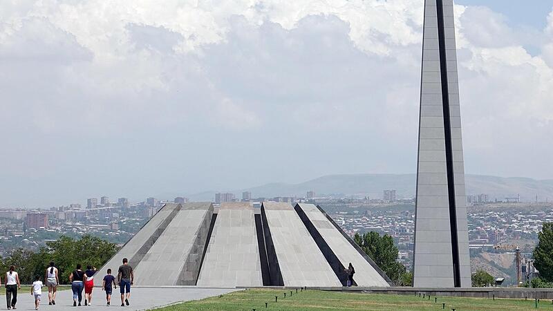 Auf einem Hochplateau steht das Mahnmal für den Genozid am armenischen Volk. Auf einem Hochplateau steht das Mahnmal für den Genozid am armenischen Volk.