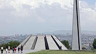 Auf einem Hochplateau steht das Mahnmal für den Genozid am armenischen Volk.