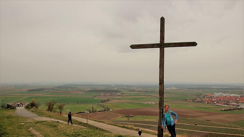 Auch, wenn das Wetter mal nicht ganz so sonnig ist, zieht Gabi L&ouml;sch gerne mit einem Rucksack und viel guter Laune los. Hier ist sie am Frankenblick bei Abtswind unterwegs.