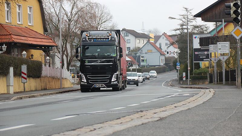 Die Ortsdurchfahrt bei Dörfles-Esbach muss saniert werden, sie ist in einem schlechten Zustand. Die Ortsdurchfahrt bei Dörfles-Esbach muss saniert werden, sie ist in einem schlechten Zustand.