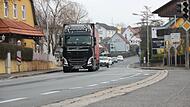 Die Ortsdurchfahrt bei Dörfles-Esbach muss saniert werden, sie ist in einem schlechten Zustand.