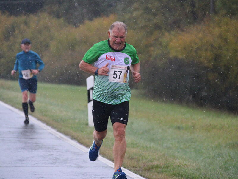 Trotz nasskaltem Herbstwetter lie&szlig;en sich die Sportler den Spa&szlig;  beim 38. Frankenwaldlauf der LG Ludwigschorgast nicht vermiesen.