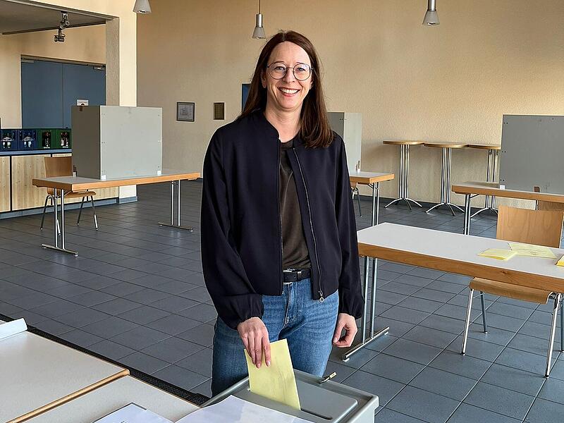 Sabrina Sch&auml;fer bei der Stimmabgabe. Sie ist neue B&uuml;rgermeisterin von N&uuml;dlingen.