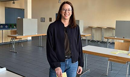 Sabrina Sch&auml;fer bei der Stimmabgabe. Sie ist neue B&uuml;rgermeisterin von N&uuml;dlingen.