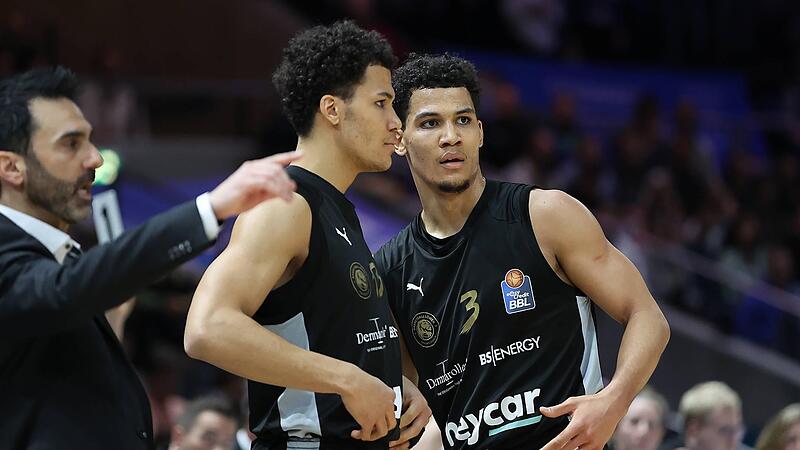 Ein Tischler ersetzt den anderen: L&ouml;wen-Trainer Jesus Ramirez wechselt Brandon f&uuml;r Nicholas (re.) ein.