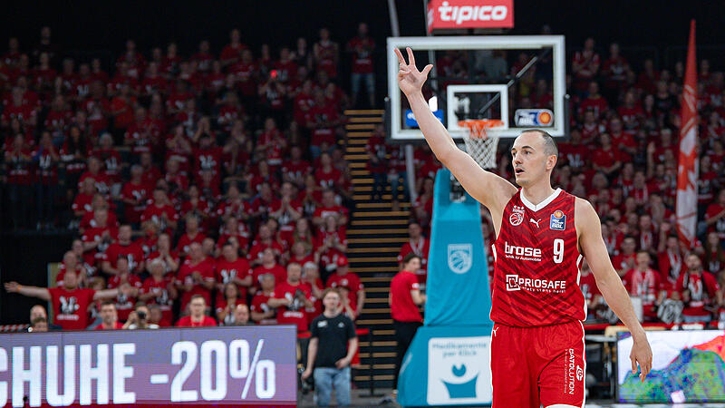 Karsten Tadda feierte mit den Bamberger Fans den Heimsieg über Rasta Vechta.