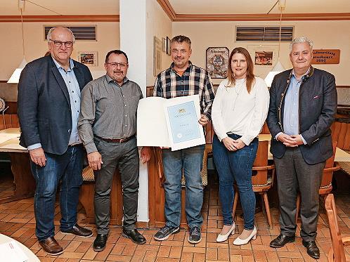 Sind stolz auf die besondere Auszeichnung (v.l.): HWK-Hauptgeschäftsführer Reinhard Bauer, HWK-Vizepräsident Harald Sattler, Dominik Grau mit seiner Frau und HWK-Präsident Matthias Graßmann. Sind stolz auf die besondere Auszeichnung (v.l.): HWK-Hauptgeschäftsführer Reinhard Bauer, HWK-Vizepräsident Harald Sattler, Dominik Grau mit seiner Frau und HWK-Präsident Matthias Graßmann.