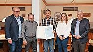 Sind stolz auf die besondere Auszeichnung (v.l.): HWK-Hauptgeschäftsführer Reinhard Bauer, HWK-Vizepräsident Harald Sattler, Dominik Grau mit seiner Frau und HWK-Präsident Matthias Graßmann. Sind stolz auf die besondere Auszeichnung (v.l.): HWK-Hauptgeschäftsführer Reinhard Bauer, HWK-Vizepräsident Harald Sattler, Dominik Grau mit seiner Frau und HWK-Präsident Matthias Graßmann.
