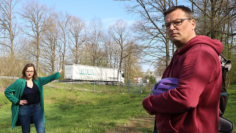 MdB Lisa Badum (Grüne) und IG-Sprecher Martin Distler wollen die geplante 12,3 Hektar große Tank- und Rastanlage mit allen Mitteln verhindern.Forchheim & Fränkische Schweiz