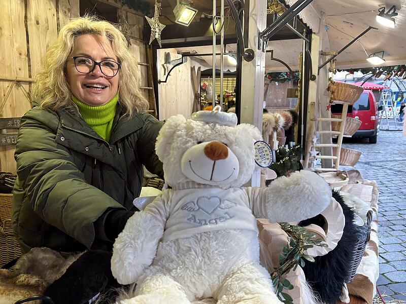 Jolanta Hollert verkauft auf dem Coburger Weihnachtsmarkt wieder diverse Produkte aus Lammfell &ndash; Kuscheltiere gibt&rsquo;s auch.