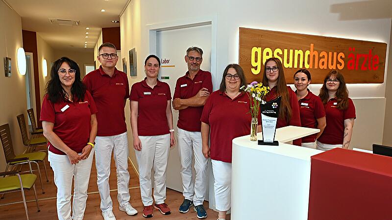 Das Team der Gemeinschaftspraxis "Gesundhaus&auml;rzte" Memmelsdorf wurde als "bestes Praxisteam Deutschlands" ausgezeichnet. Von links nach rechts: Michaela Gunreben (MFA, Praxismanagerin), Benjamin Armann (Allgemeinarzt), Dr. Anne R&uuml;mler (Internistin), Dr. Thomas Fugmann (Allgemeinarzt), Karoline Kraus (MFA), Lea Seidelmann (Auszubildende), Sofie Schl&uuml;ter (MFA), Antonia Kroack (MFA).