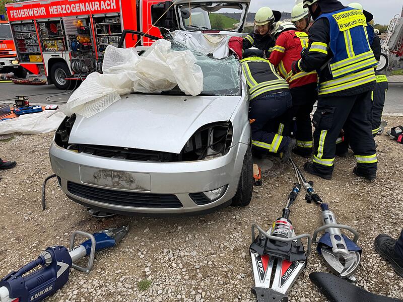 Geübter Ernstfall in Herzogenaurach: Die Fahrerin war eingeklemmt im Ford.