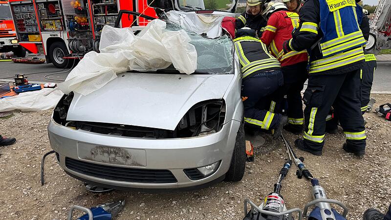Ge&uuml;bter Ernstfall in Herzogenaurach: Die Fahrerin war eingeklemmt im Ford.