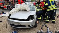 Geübter Ernstfall in Herzogenaurach: Die Fahrerin war eingeklemmt im Ford.