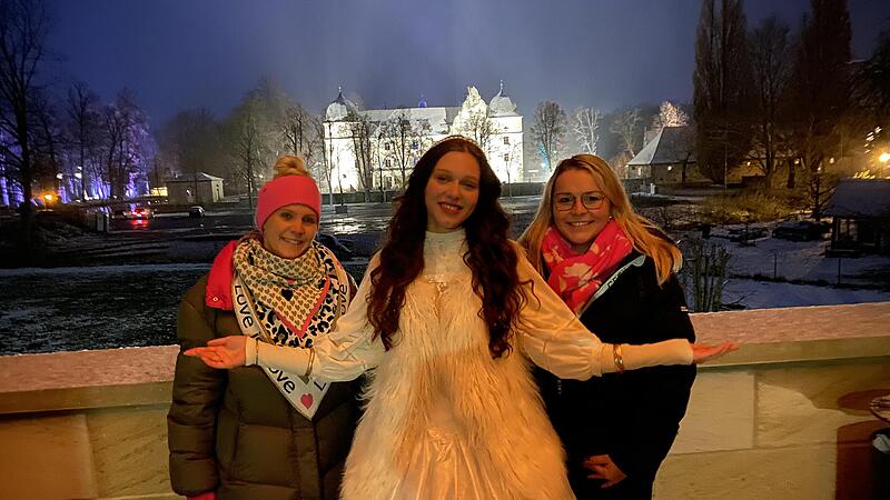 Die „Mitwitzer Schlossweihnacht“ hat heuer mit Lara Schellhorn erstmals ein Christkind. Mit im Bild sind Tina Filangeri (links) und Jasmin Scherbel.