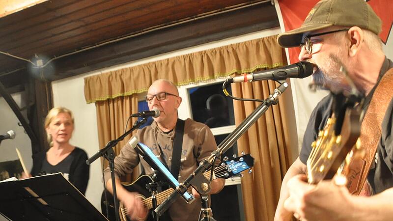 Beatles zum Mitsingen: das Trio KLaMM mit S&auml;ngerin Mary, den Gitarristen Manfred Ha&szlig;furter und Klaus Pflaum.