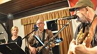 Beatles zum Mitsingen: das Trio KLaMM mit Sängerin Mary, den Gitarristen Manfred Haßfurter und Klaus Pflaum.