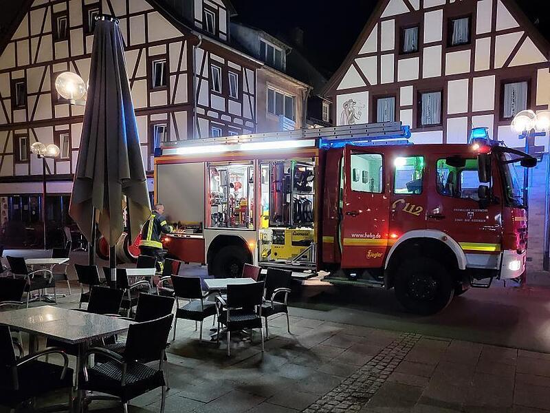 Mit sechs Fahrzeugen rückten die Feuerwehren an. Mit sechs Fahrzeugen rückten die Feuerwehren an.