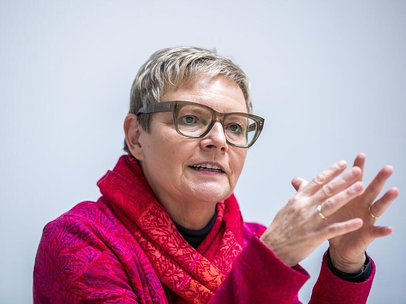 Gesundheitspolitikerin Sabine Dittmar (SPD) arbeitete selbst mehrere Jahre als Hausärztin und beobachtet den Ärztemangel auf dem Land mit Sorge. Sie sieht dafür auch strukturelle Gründe. Gesundheitspolitikerin Sabine Dittmar (SPD) arbeitete selbst mehrere Jahre als Hausärztin und beobachtet den Ärztemangel auf dem Land mit Sorge. Sie sieht dafür auch strukturelle Gründe.