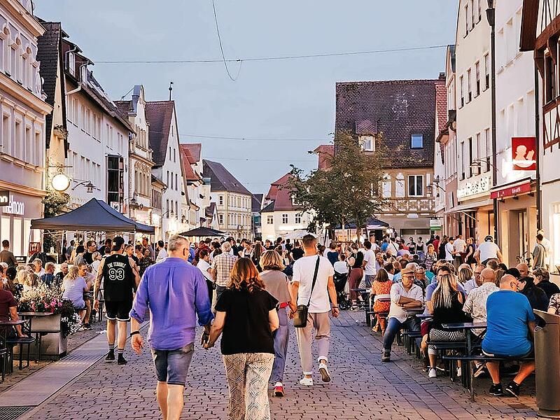 Die Hauptstraße in Forchheim präsentiert sich festlich zu „Überall Musik“ und der langen Einkaufsnacht am 30. Mai. Die Hauptstraße in Forchheim präsentiert sich festlich zu „Überall Musik“ und der langen Einkaufsnacht am 30. Mai.