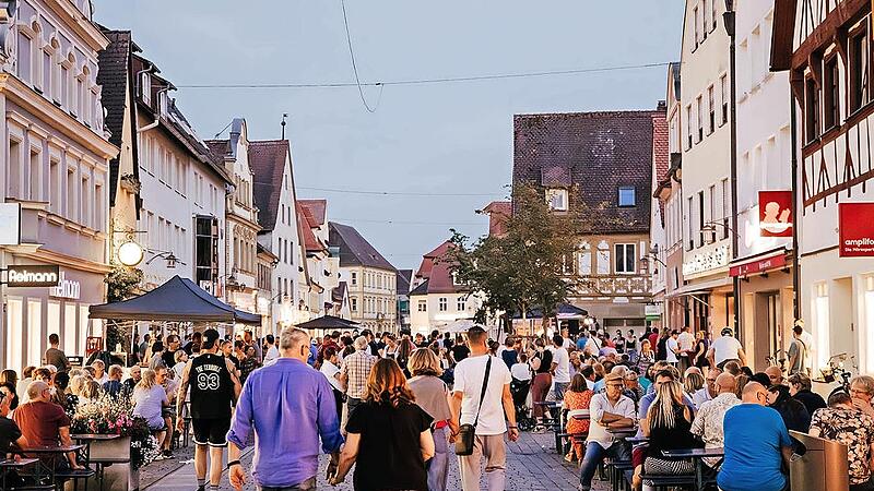 Die Hauptstraße in Forchheim präsentiert sich festlich zu „Überall Musik“ und der langen Einkaufsnacht am 30. Mai. Die Hauptstraße in Forchheim präsentiert sich festlich zu „Überall Musik“ und der langen Einkaufsnacht am 30. Mai.