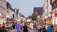 Die Hauptstra&szlig;e in Forchheim pr&auml;sentiert sich festlich zu &bdquo;&Uuml;berall Musik&ldquo; und der langen Einkaufsnacht am 30. Mai.