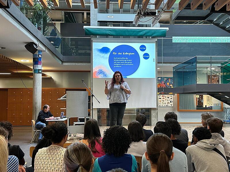 Tanya Fisher-Lehmann stellt das Erasmus-plus-Programm vor. Tanya Fisher-Lehmann stellt das Erasmus-plus-Programm vor.