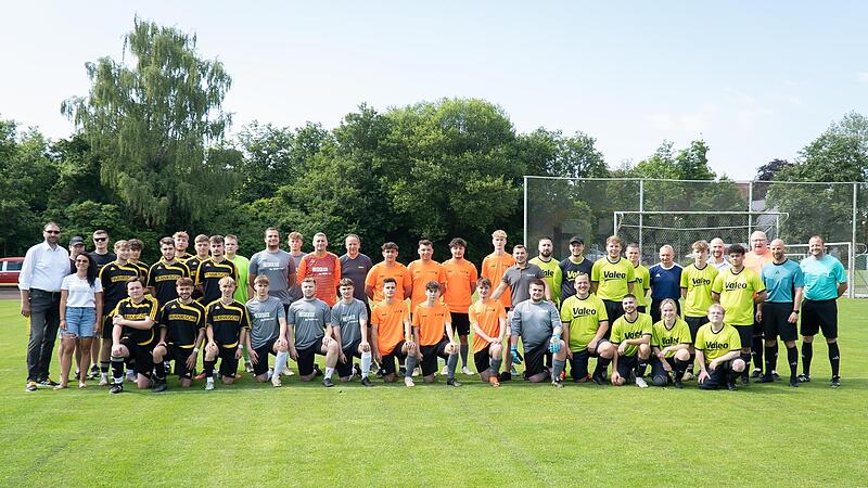 Azubi-Mannschaften aus den vier Unternehmen Fr&auml;nkische Group, Regiolux, R&ouml;sler Oberfl&auml;chentechnik und Valeo lieferten sich in K&ouml;nigsberg ein Fu&szlig;ballturnier.