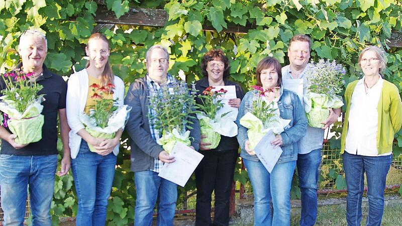 Unser Bild zeigt die anwesenden Mitglieder der Blumen- und Gartenfreunde, die für 25-jährige Vereinszugehörigkeit von der Vorsitzenden Uschi Bornschlegel (re.) geehrt wurden: Bernd Schwarz, Martina Hoffmann, Thomas und Irmgard Hümmer und Daniela u...