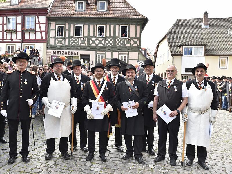 Der Bund Historischer Bürger- und Landwehren in Bayern ehrte langjährige Mitglieder des Kommandos (von links): Sappeur Udo Merz, Oberleutnant Michael Burkard, Fahnenjunker Horst Gagel, Fahnenbegleiter Manfred Michalowicz, Tambour Christian Daub, L...